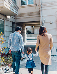 子供を連れた若い夫婦